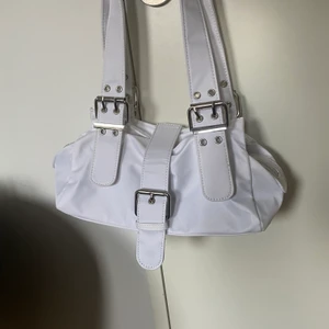 Vit axelremsväska - Super fin vit axelremsväska från ASOS! Har tyvärr inte användning till denna längre :(