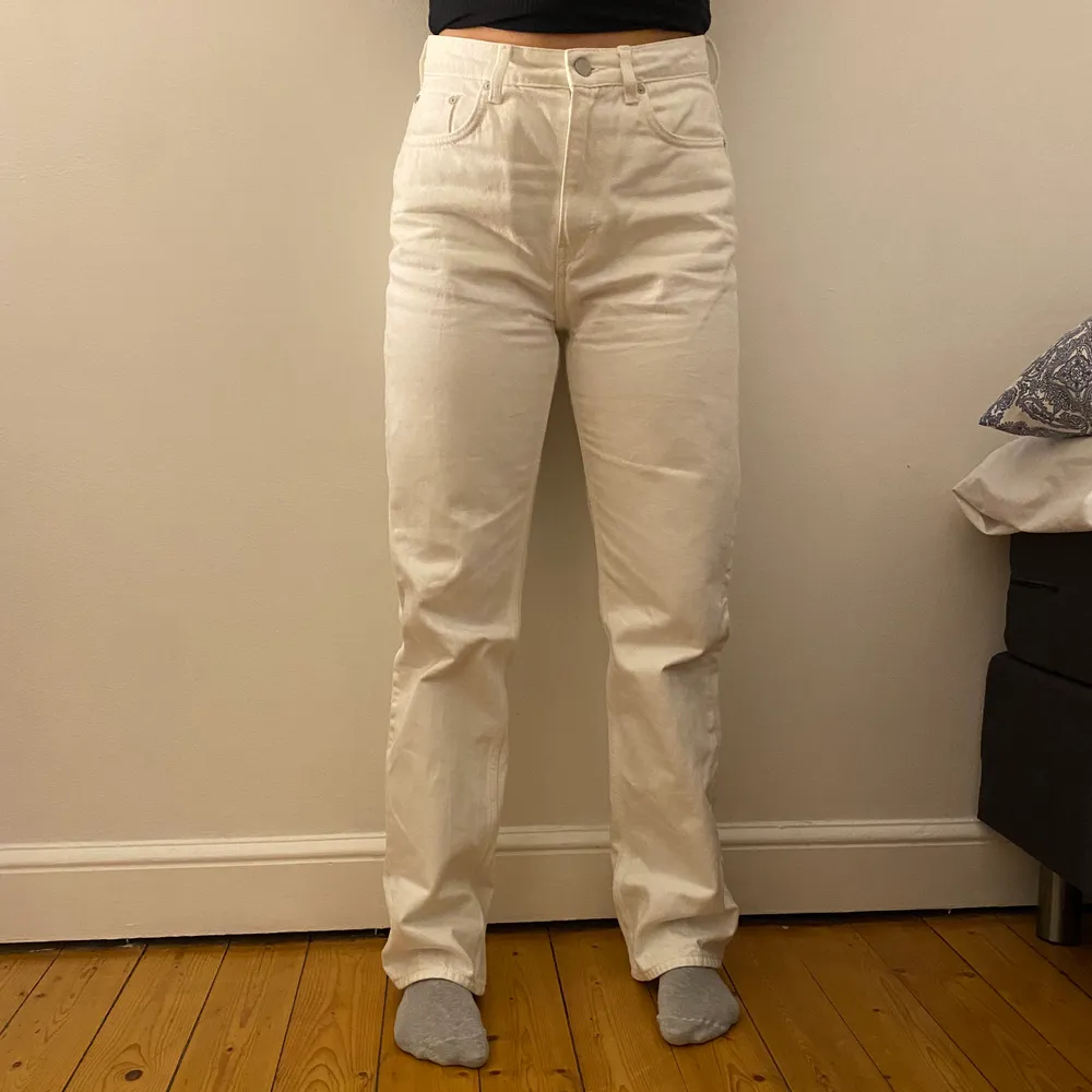 Jättefina vita jeans från weekday som inte alls är genomskinliga! Säljes pga lite stora för min smak. Använda ca 4 gånger och jag på bilden är 165 cm 🤍 Nypris 500kr säljes för 320! Möts på Södermalm/Stockholm annars står köparen för frakt. . Jeans & Byxor.