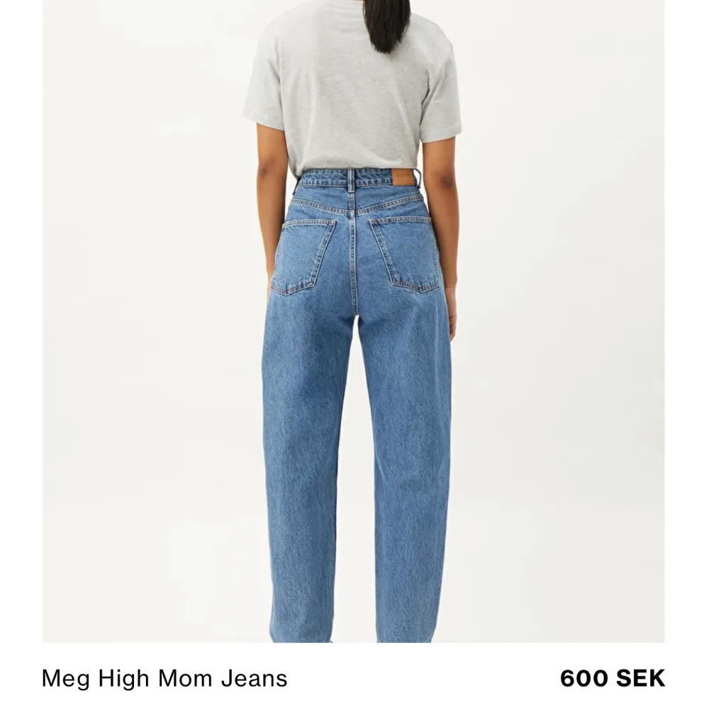 Säljer ett par jeans i strl 25/30. Använda men i väldigt bra skick. Buda eller köp direkt för 220kr🥰. Jeans & Byxor.