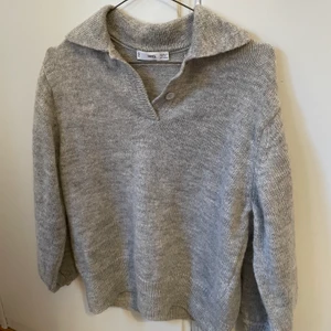 Mysig stickad tröja  - Superfin stickad tröja från Mango! Använd fåtal gånger därav mycket fint skick! Köparen står för frakt😊