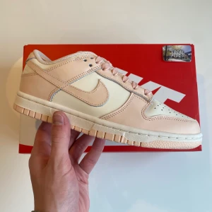 Nike dunk low ”orange pearl” - DS / Brand new. 38,5, 39 och 40,5 x2.
