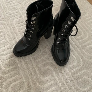 Lack-klackar med snörning från Asos - Fina klackar i lack-finish från Asos. Storlek 37-38. Endast använd en gång, nyskick!