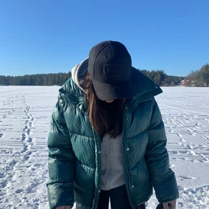 Grön vinter jacka - Snygg grön vinter jacka i bra skick, använd cirka 5-10 gånger. Helt slut såld i butik. Buda! Kan skicka med köparen står för frakt!🧚🏻🧚🏻