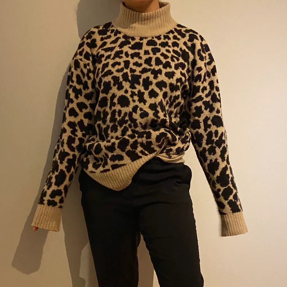Stickad tröja i leopard mönster, använd fåtal gånger, storlek S men passar S/M, köparen står för frakten . Stickat.