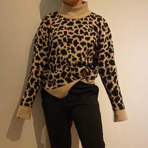 Stickad tröja i leopard mönster, använd fåtal gånger, storlek S men passar S/M, köparen står för frakten 