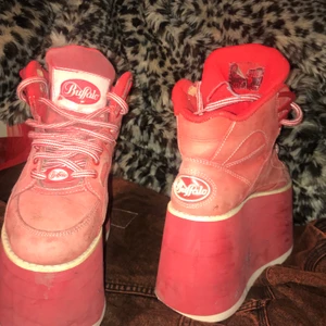 vintage platform Buffalo towers in red❤️ - Jättefina buffalo towers 35:or men stora i storleken, mer som 36:or💋10 cm hög platå fyndade second hand. Antika o görs inte längre💓🌟 2000 spice girls vajb💟🎀 Buda i kommentarerna elr buda pm pris kan alltid diskuteras o skriv om du undrar nåt💞 skick 4/5🌟