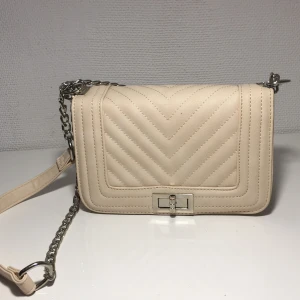 Beige axelremsväska - Beige axelremsväska som aldrig använts. Nypris är 299 kr. Jag säljer denna för 129 kr. Frakt betalas av köparen💗