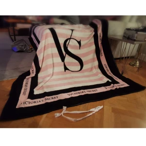 Victoria's secrets mjuk pläd onesize - En pläd från Victoria's secrets. Aldrig använd och är helt i nyskick. Har alldeles för många plädar och gör en rensning bland dem. Ordinarie pris $59. DM vid frågor eller intresse! Frakt är ej inklusive i priset. Mått: 159×128cm.