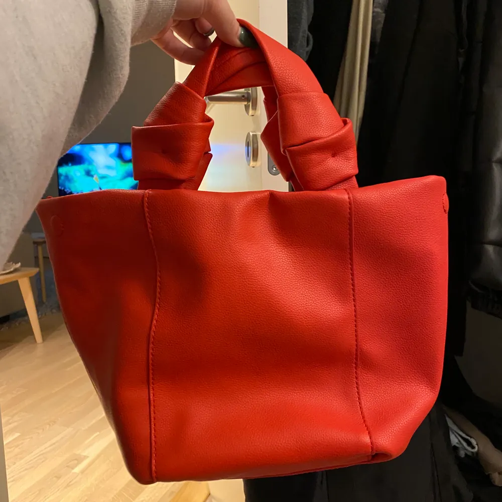 Röd väska från zara använd vid 2 tillfällen fint skick!❤️❤️. Väskor.