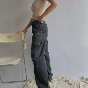 Oanvända gråa jeans med kontrastsömmar  - Köpte dom här sjukt snygga jeansen nyss, men dom är för korta på mig som är väldigt lång. Aldrig använda, endast testade. Köpta för 400kr✨ 