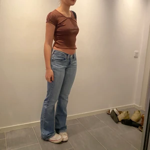  brun mini tee  - Perfekt skick. Frakt på 12kr eller så möts vi på söder! Budgivning om fler är intresserade🤎🤎🤎🤎