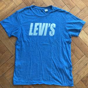 Ljusblå T-shirt från Levi’s