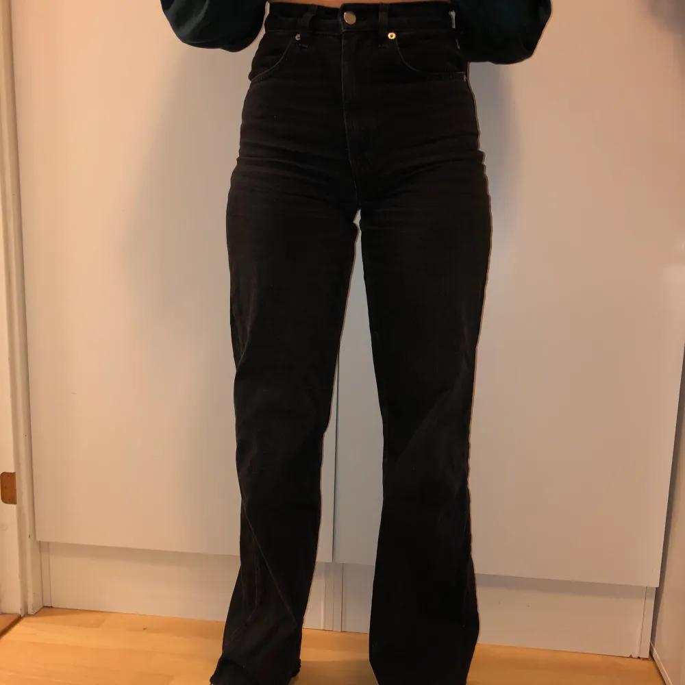 Säljer dessa jeans i rak modell från Nakd, strl 34. Jag är 163 cm och de passar mig i längden. . Jeans & Byxor.