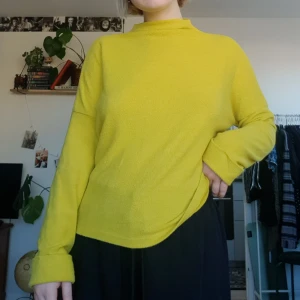 Gul fluffig tröja  - Mysig och fluffigt tyg. Står ingen storlek men passar allt från XS-XL beroende hur man vill att den ska sitta då den är väldigt stretchig 
