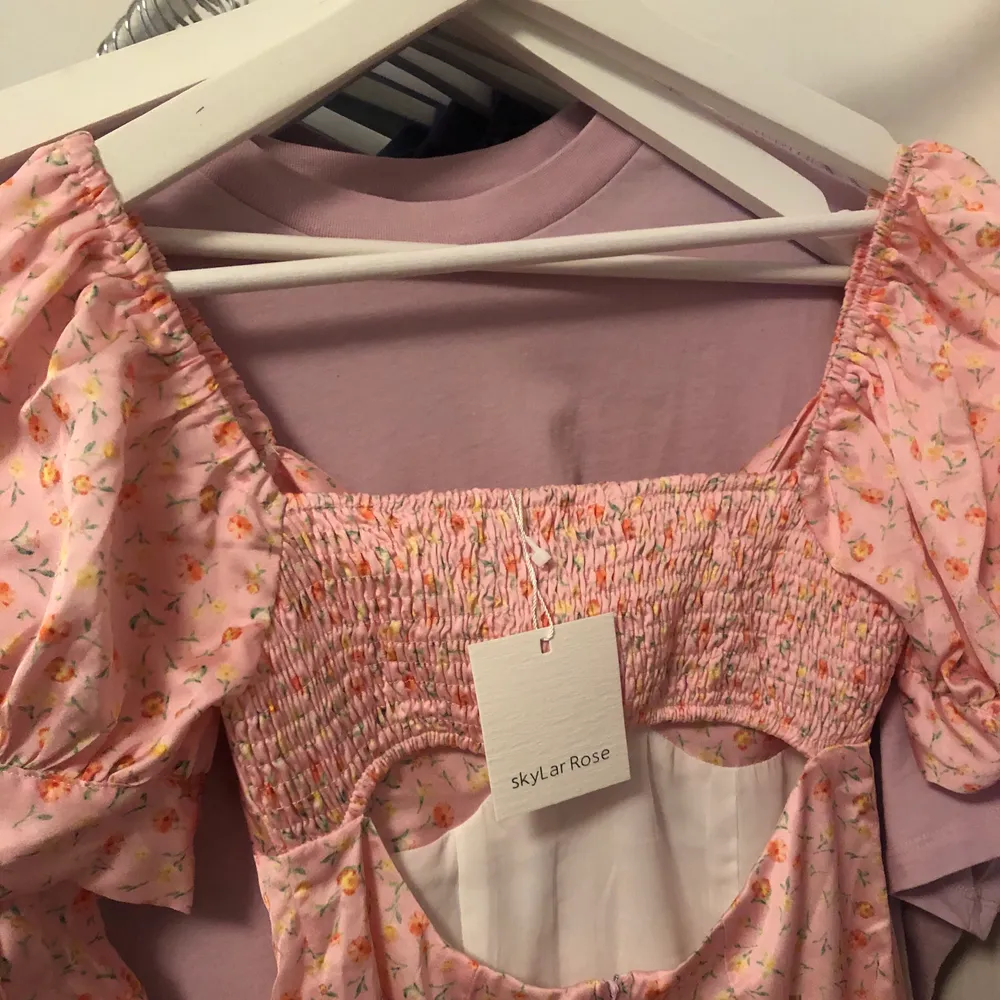 SÅ FIN småblommig klänning från Skylar Rose! Endast testad och med lappen kvar! Köptes för 500kr och säljes pga att den inte kommer till användning. Klänningar.
