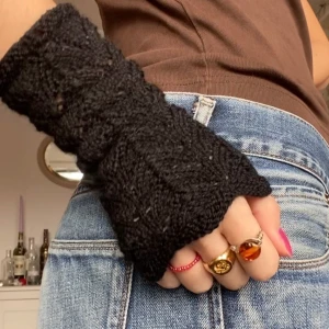 Handledsvärmare - Svarta handstickade handledsvärmare🖤