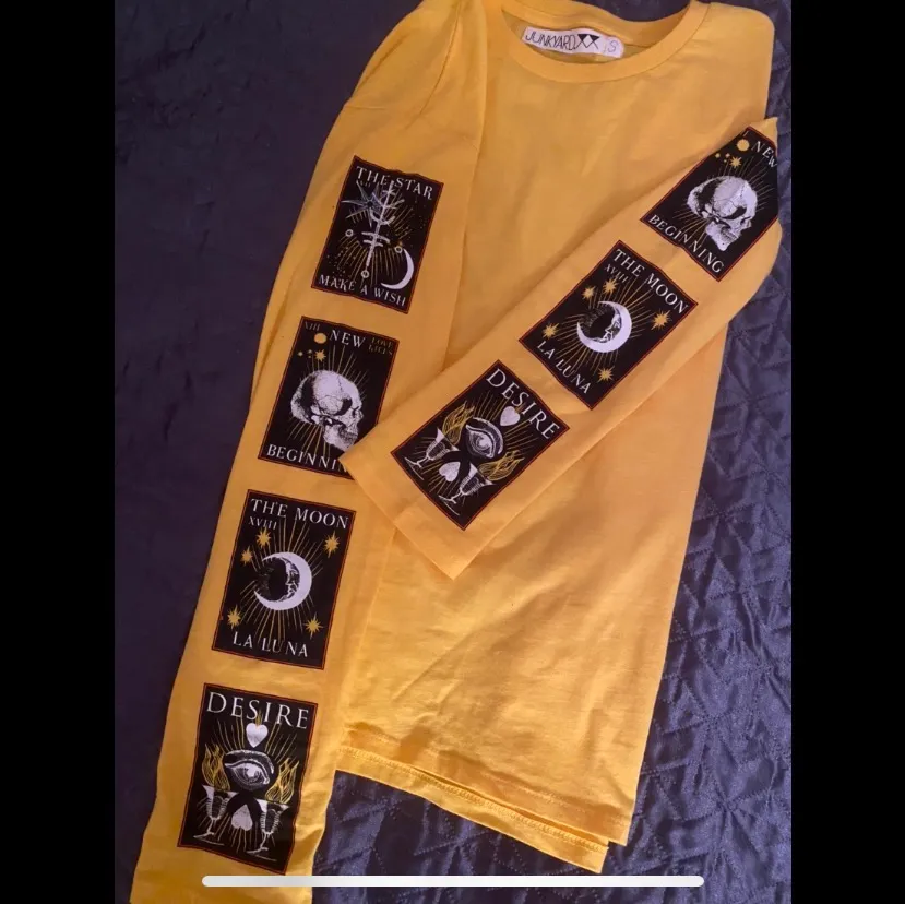 Fetecool långärmad t-shirt med tarot-tryck på armarna! 🌟🔮🧿 ☠️ 166kr inklusive frakt . T-shirts.