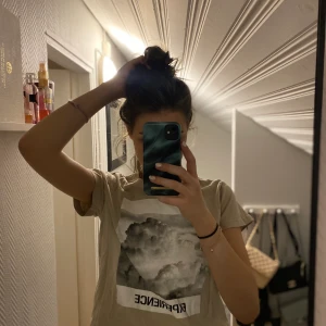 T-shirt  - T-shirt med tryck både fram och baksida. Köpt på herr avdelningen:)  Köparen står för frakt🤍 