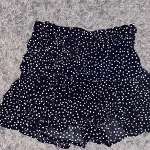 Prickig zara kjol - Superfin kjol med knytning från zara, kjolen är kort men har som inbyggda shorts under volangen så man kan inte se dom, köparen står för frakten💞