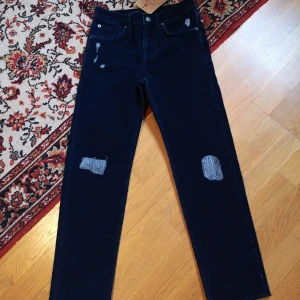 Manchesterbyxor - corduroy / jeans  - Mörkblå manchesterbyxor från The Cords! Helt nya med lapp kvar. Har en del stretch! Rak modell. Passar perfekt på mig i Small.  Midja 34,5cm tvärsöver. Grenmått 27cm. Längd 92cm. Innerbenslängd 68cm. 