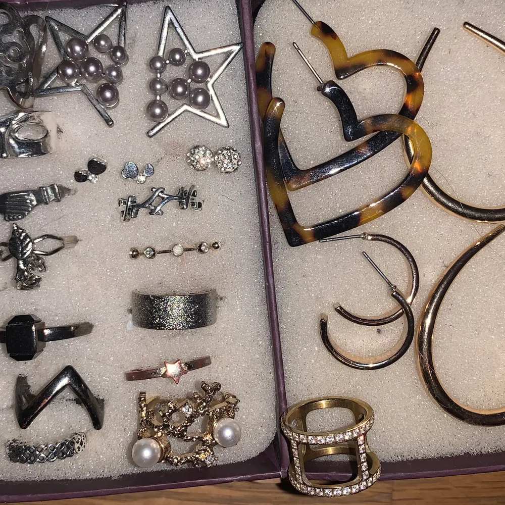 Säljer olika ringar och örhängen messa för pris då det varierar!😘 På sista bilden ser ni vad som är kvar!💓. Accessoarer.