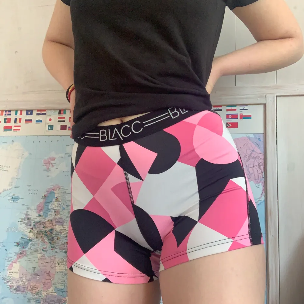 Rosa tränings shorts från BLACC❤️ Resåret är bra så de åker inte ner❤️ Några sömmar är lite slitna men tycker inte det märks, däremot priset❤️ Storlek M men passar de flesta skulle jag säga❤️. Shorts.