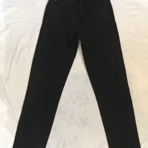 Ett par svarta jeans för 75kr helt nya