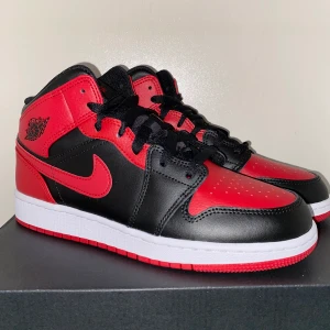 Jordan 1 mid Banned  - Storlek 40- helt nya med box och kvitto - pris : 1400kr kan diskuteras 