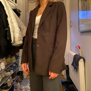 Mörkbrun kavaj - Skit snygg mörkbrun kavaj från NAKD fast köpt i butik på utförsäljning. Finns alltså inte längre att köpa. Aldrig använd.