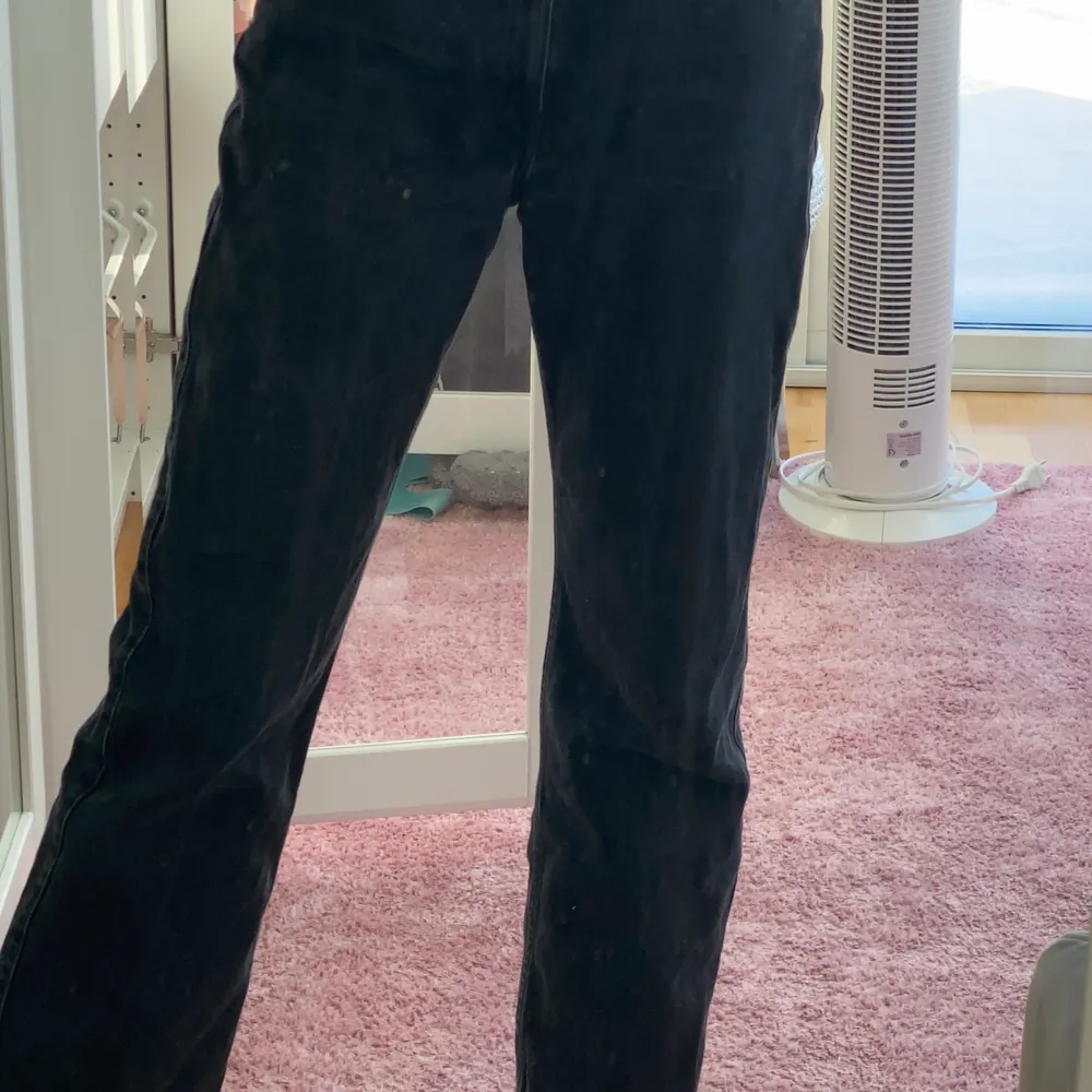 Snygga svarta jeans i modellen rowe från weekday ordinarie pris var 500 kr. I bra skick och är bra i längden och i passformen.. Jeans & Byxor.