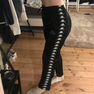 Kappa byxor - Jättesköna byxor från kappa, säljes då jag har för mycket byxor. Märket har börjat lossna i hörnen men endast lite, skickar självklart bilder. Tror nypris är runt 400, de är i fint skick