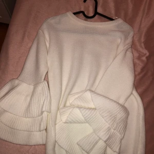 Vit stickad tröja - En tjockare vit tröja i storleken XS, passar även S då den är lite större i storleken. 