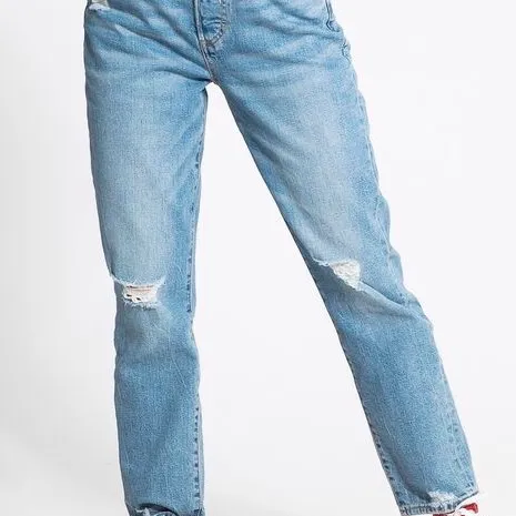 Säljer fina jeans med hål på knäna. Jeans & Byxor.