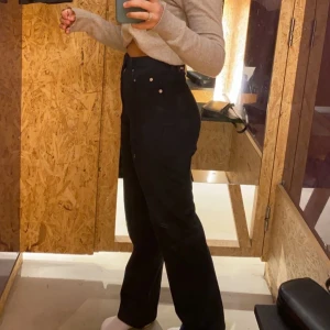Jeans  - Säljer dessa populära jeans från weekday i modellen rowe. 150 kr nypris 500. Skriv privat för bättre bilder🥰