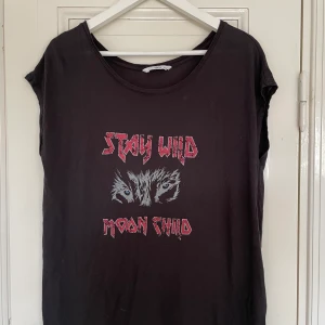 Graphic T-shirt  - Cool graphic T-shirt från ellos i strl 38/40 men passar flera storlekar beroende på önskad passform! Väldigt bra skick. Spårbar frakt med DHL inräknat i priset!!