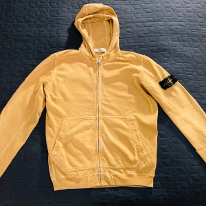 Stone island tröja gul. Strlk S. 100% Äkta. - Stone island tröja bra skick inte mycket använd 100% äkta från Stone island store.