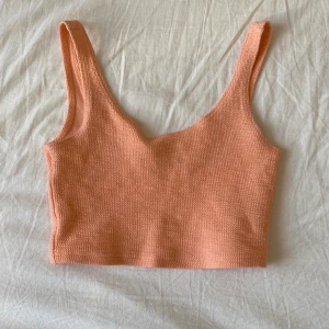 Topp  - Säljer denna topp från weekday! Färgen på bilder kan vara lite missvisande (den är lite mer korallfärgad i verkligheten) Frakt ingår ej❤️