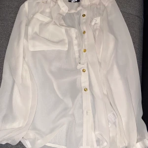 Genomskinlig skjorta - Säljer denna då jag aldrig använt den❣️ köparen står för frakt