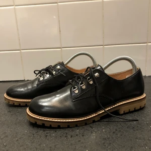 Skor från Zara i storlek 39 - Skor från Zara som jag aldrig har använt. Dom är i storlek 39. Dom har som ett glansigt material, och sulan är lite mer rejäl, man ser sulan bättre på bild 3. 