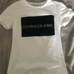 Äkta Calvin Klein Jeans tröja💖 - Fick för ett tag sedan men har använt säkert 2 gånger! Ser helt ny ut & den är vit med ett svart sammets tryck på!✨ Buda går i kommentarsfältet eller privat! (nytt pris) passa på:)