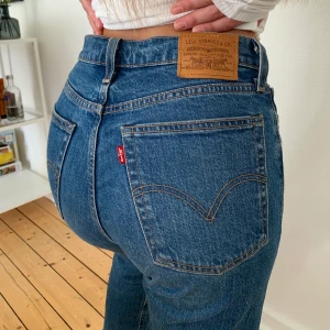 Wedgie straight jeans Levi’s - Jeans från Levi’s i modellen Wedge straight. Superfin blå färg och jättefin kvalitet då dom är sparsamt använda. Storlek 26x26. 99% bomull!