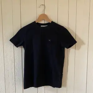 Svart t-shirt från Acne Studios. Bra skick. Något smalare i ärmarna än vad som är standard för en t-shirt. Originalpris: 900:-. Originalkartong och påse fås med men då ökar frakten också till 79:-!