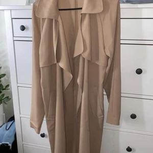 Beige kappa - Beige kappa i storlek M. Band fattas. Köpte på BikBok för 499kr, säljer för 100kr. Fraktar men möts även upp i Helsingborg 🥰 
