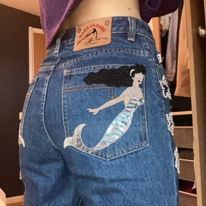 Marc Jacobs jeans - Ascoola Marc Jacobs jeans, strl 27 i midjan. Står ingen storlek för längden men jag uppskattar ca 30. Säljs eftersom jag inte använder dem längre. Priset är inklusive frakt. Om fler är intresserade blir det budgivning i komentarerna