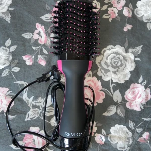 Revlon One Step Hairdryer - Säljer nu min varmluftsborste ”Revlon One Step Hairdryer and Volumizer”. Fick som julklapp, men den har tyvärr inte kommit till så mycket användning eftersom den inte riktigt passade för mitt hår. Därav nyskick då jag bara testat den. Skickas i sin originalförpackning. Nypriset var 739kr. Säljer för 600kr inkl. frakt, hör av dig om du har några frågor💗