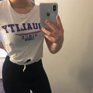 T-shirt  - T-shirt från H&M. Använd fåtal gånger, fint skick💖