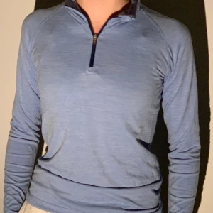 Tränings tröja  - Jätte skön träningströja som sitter supersnyggt på. Pris 45kr