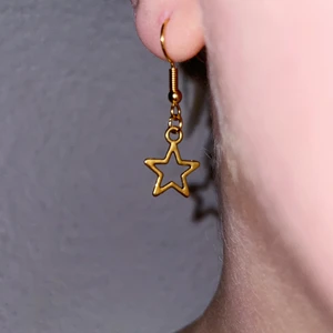 Shooting star örhängen - ’Shooting star’ Örhänge guld/silver - 39kr/paret  Fraktkostnad 19kr  Finns möjlighet att mötas upp i centrala Stockholm efter överenskommelse. - därav ingen fraktavgift.