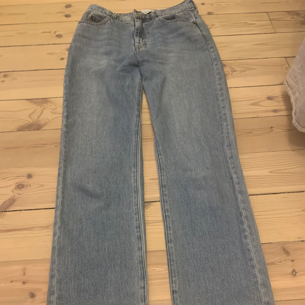 Straightleg jeans från Otter stories(hög midja), knappt andvända och har tyvär blivit förstora för mig😞. Dom är i storlek 27(rätt strechiga) går precis ner till skorna på mig som är 167💕 säljer diräckt, frakt ingår i priset. Jeans & Byxor.