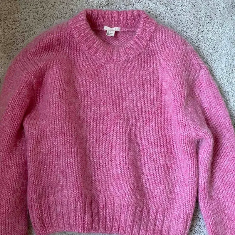 Super snygg rosa stickad tröja. Köpt ifrån Hm premium collection för 400kr💗 HÖGSTA BUD LIGGER PÅ 300. Tröjor & Koftor.